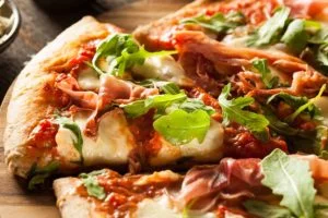 Pizza-mit-Rucola-Mozzarella-und-Parmaschinken