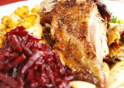 Knusprig-gebratene-Ente-mit-Blaukraut-und-Kartoffelspalten