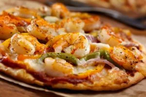 Leckere-Pizza-mit-Paprika-und-Garnelen