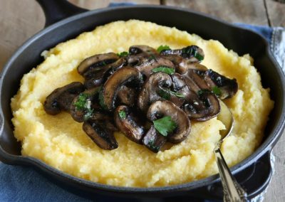Cremige-Rosmarin-Polenta-mit-gebratenen-Champignons