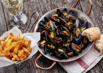 Moules-frites-Miesmuscheln-mit-Pommes-frites