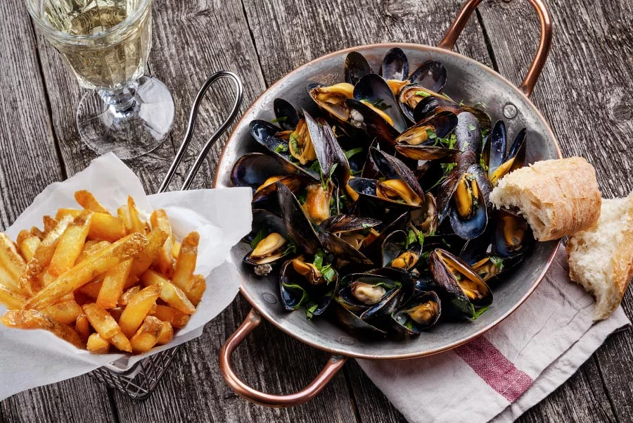 Moules-frites-Miesmuscheln-mit-Pommes-frites