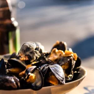 Moules-frites-Miesmuscheln-mit-Pommes