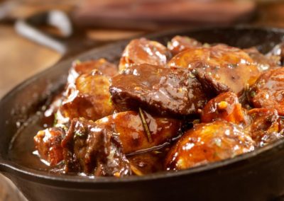 Wuerziges-Rotwein-Gulasch