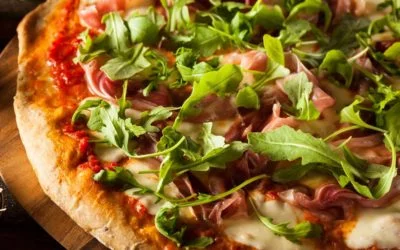 Pizza mit Rucola, Mozzarella und Parmaschinken