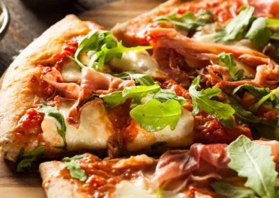 Pizza-mit-Rucola-Mozzarella-und-Parmaschinken