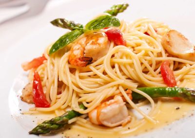 Spaghetti-mit-gruenem-Spargel-und-Garnelen