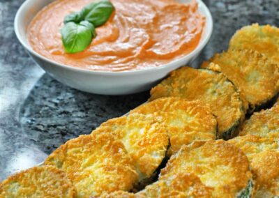 panierte-zucchinischeiben-mit-tomatendip