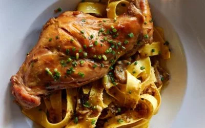 Feine geschmorte Kaninchenkeule mit Tagliatelle