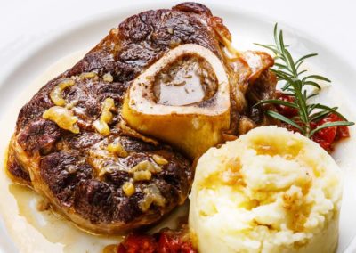 Osso-buco-dazu-Kraeuter-Kartoffelpueree-mit-Parmesan