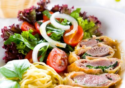 schweinefilet-im-mantel-mit-tagliatelle-und-salat