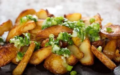 Kartoffel-Wedges mit Zwiebelröllchen