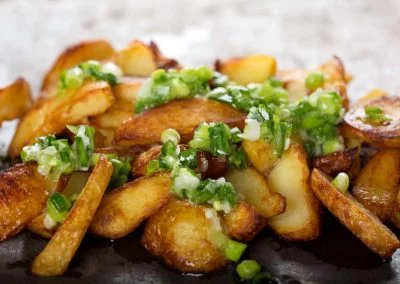 Kartoffel-Wedges-mit-Zwiebelroellchen
