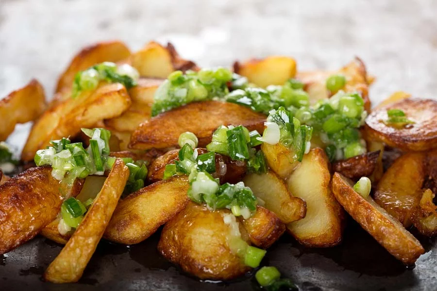 Kartoffel-Wedges-mit-Zwiebelroellchen
