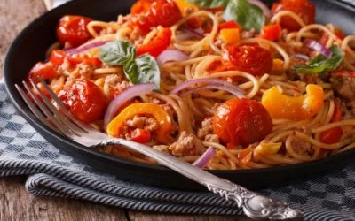 Frische Tomaten-Pasta mit Hackfleisch und Gemüse