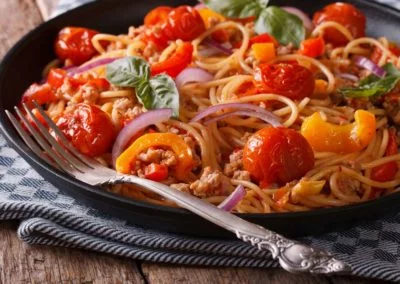 Frische-Tomaten-Pasta-mit-Hackfleisch-und-Gemuese