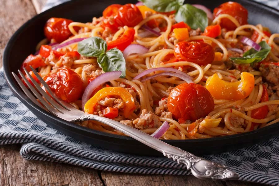 Frische-Tomaten-Pasta-mit-Hackfleisch-und-Gemuese
