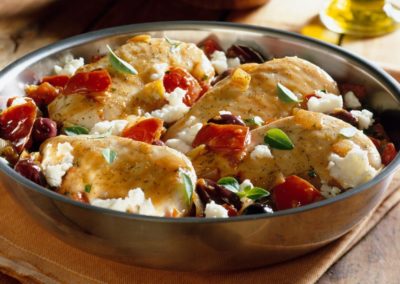 Mediterranes-Haehnchen-mit-Feta-und-Oliven