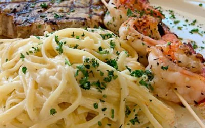 Gegrillter Schwertfisch mit Scampispießen und Linguine