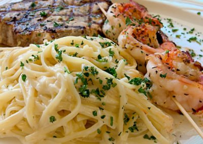 gegrillter-schwertfisch-mit-scampispiessen-und-spaghetti