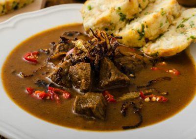 Boehmische-Knoedel-mit-saftigem-Rindergulasch