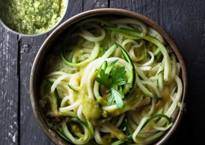 Zucchini-Spaghetti-mit-Mandel-Basilikom-Pesto