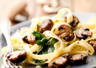 tagliatelle-mit-spinat-un-pilzen