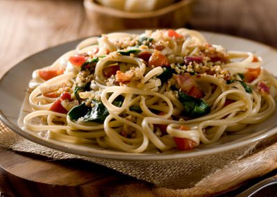 Linguine-mit-Pancetta-Blattspinat-und-geschmolzenen-Tomaten
