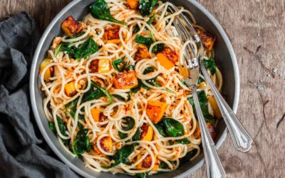 Spaghetti mit gerösteten Kürbiswürfeln und Spinat