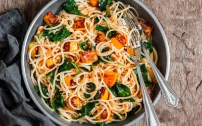 Spaghetti mit gerösteten Kürbiswürfeln und Spinat