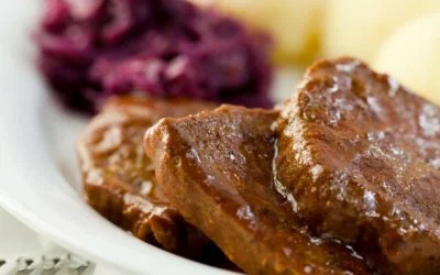 Rinderbraten mit Kartoffelknödeln und Rotkohl