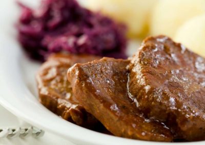 rinderbraten-mit-kartoffelknoedeln-und-rotkohl