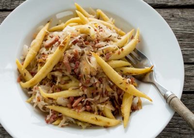 Schupfnudeln-mit-Sauer-Kraut-und-Speck