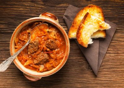 Szegediner-Gulasch-mit-Brot