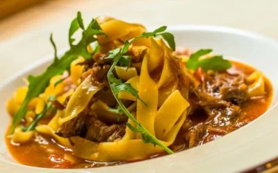 Italienisch angehauchte Fleischsauce mit Pappardelle