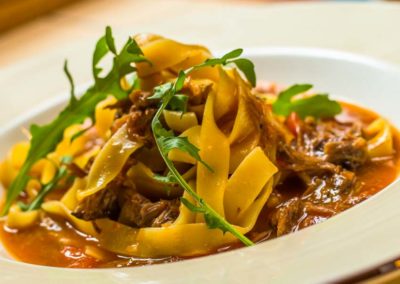 Italienisch-angehauchte-Fleischsauce-mit-Pappardelle