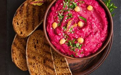 Pink und perfekt. – Hummus mit gebackener roter Bete