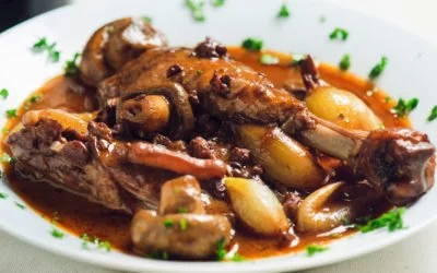 Coq au vin in Rotwein