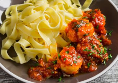 Geschmorte-Haehnchen-Happen-in-wuerziger-Tomatensosse