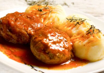 Hackbaellchen-mit-Kartoffelstampf