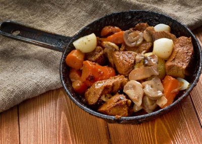 Hirschgulasch-in-Rotwein