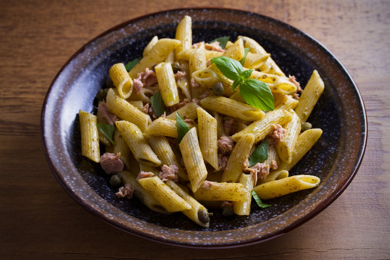 Überbackene Pasta mit Tomaten, Tunfisch, Kapern und Mozzarella - Gesund ...