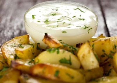 Kartoffelspalten-mit-Yogurtsauce