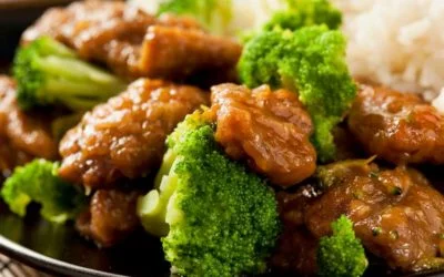 Asiatisch angehauchtes Rindfleisch mit Zwiebeln, Ingwer und Brokkoli