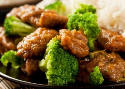 asiatisch-angehauchtes-rindfleisch-mit-zwiebeln-ingwer-und-brokkoli