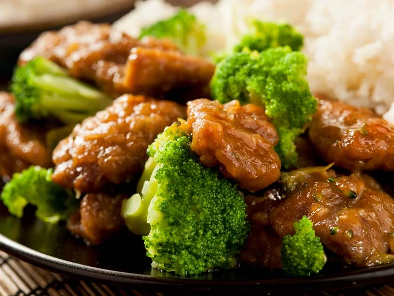 asiatisch-angehauchtes-rindfleisch-mit-zwiebeln-ingwer-und-brokkoli