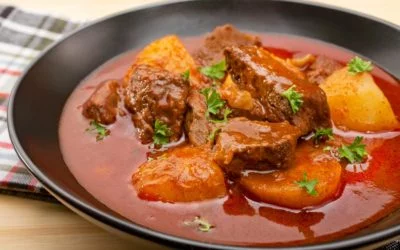 Ungarisches Gulasch … als Römertopf Rezept!