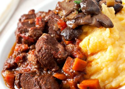 lammgulasch-mit-chremiger-polenta