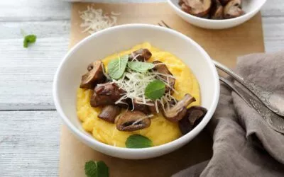 Cremige Rosmarin-Polenta mit gebratenen Champignons