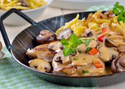 Escalope-chasseur-Jaegerschnitzel-mit-Spaetzle